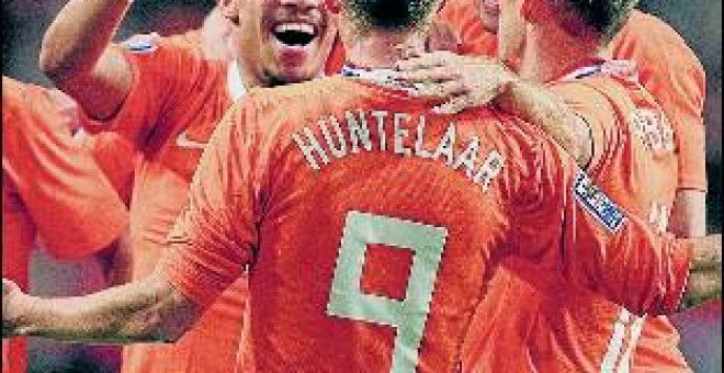 Huntelaar mantiene la racha con Holanda