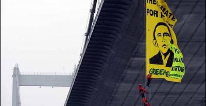 Activistas de Greenpeace se 'cuelgan' por la paz en el Bósforo
