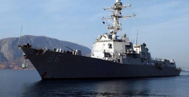 EE.UU. traslada otro barco a la costa de Somalia donde permanece el capitán secuestrado