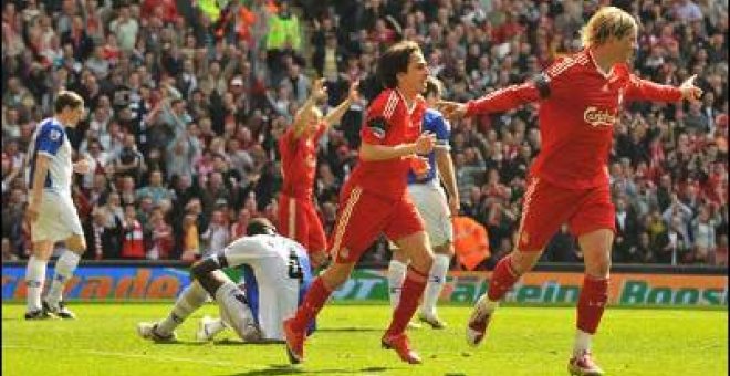El Liverpool sigue asediando al Manchester con un doblete de Torres