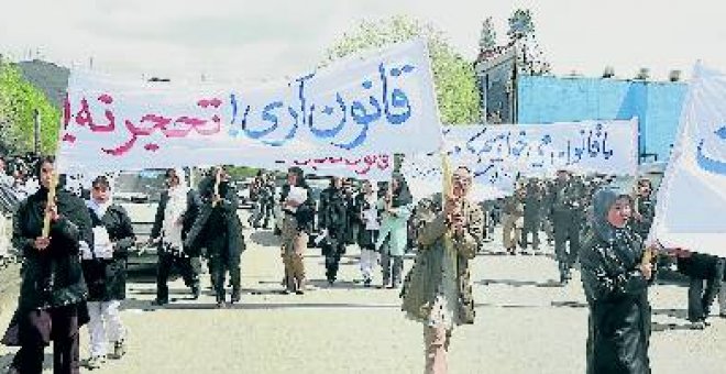 Apedreadas 200 afganas al protestar contra la ley chií