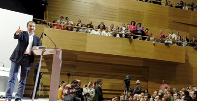 Zapatero tacha de "cínico" al PP por pedir a la vez dinero y recorte de gasto
