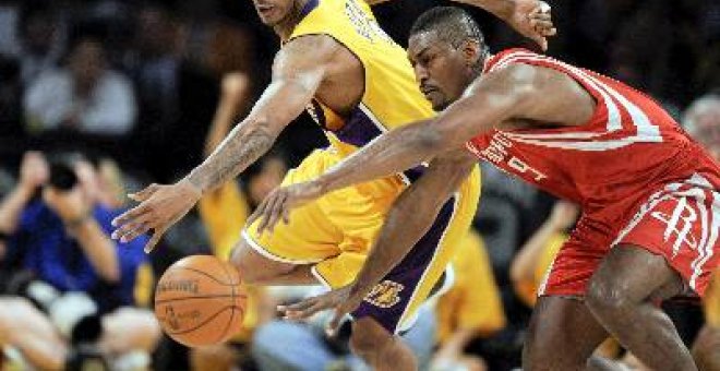 Los Rockets cambian el guión a los Lakers