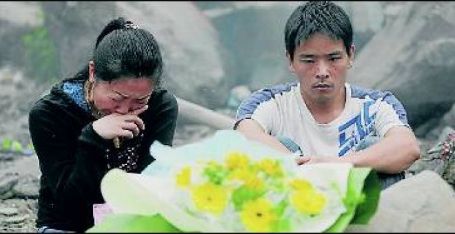 China guarda un minuto de silencio por los más de 87.000 muertos