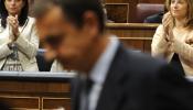 Zapatero descentra a Rajoy con un decálogo anticrisis