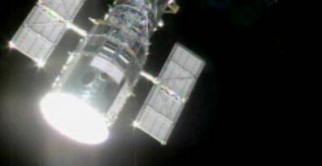 El Hubble, adosado al transbordador Atlantis para ser reparado