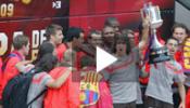 Barcelona pasea su primer título
