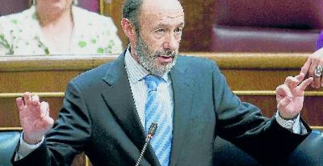 Rubalcaba pide al PP que deje de ensuciar al Estado y "limpie su casa"