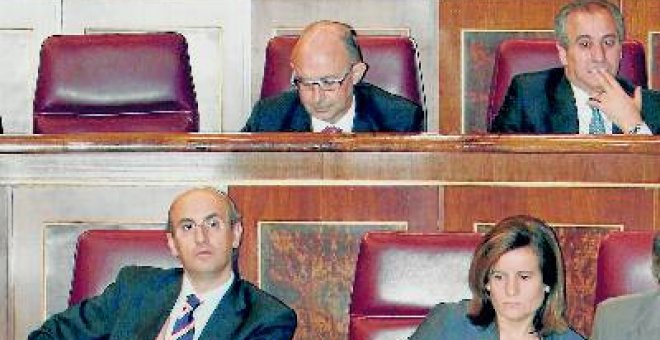 El PSOE acusa a Trillo de ocultarse tras los militares