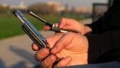 Francia baraja prohibir el móvil en las escuelas