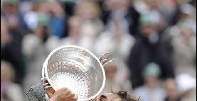 Federer logra su primer Roland Garros tras derrotar a Soderling en tres sets