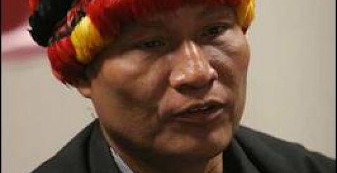 Perú permite salir del país al líder indígena