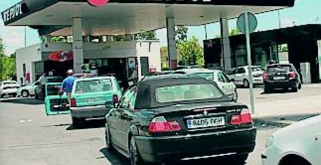 El precio de los carburantes se dispara con la subida de impuestos