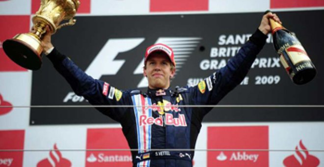 Vettel se pasea en la despedida de Silverstone