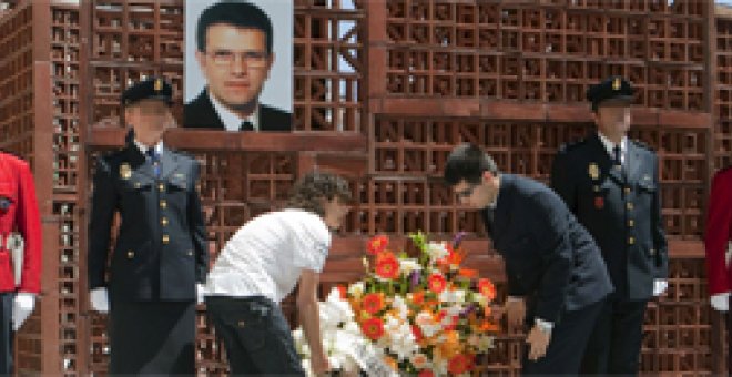 El Parlamento Vasco homenajea a Eduardo Puelles