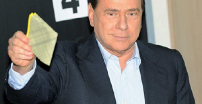 Berlusconi niega haber recurrido a prostitutas