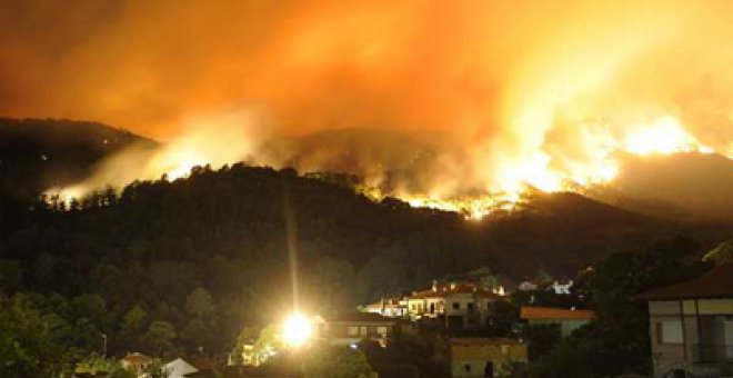 Un frente controlado y otro "virulento" en el incendio de Ávila