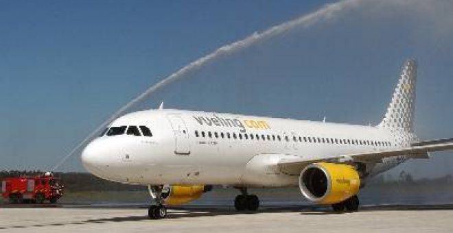 Se incendia el motor de un avión de Vueling que iba a despegar hacia Alicante