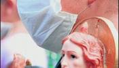 La Iglesia prohíbe besar un manto de la Virgen por temor al H1N1