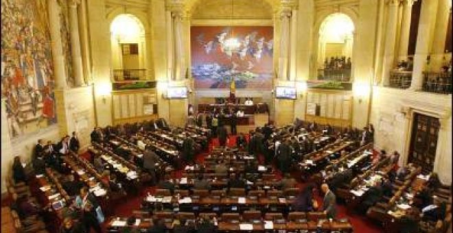 Diputados colombianos denuncian que Uribe está "comprando votos"
