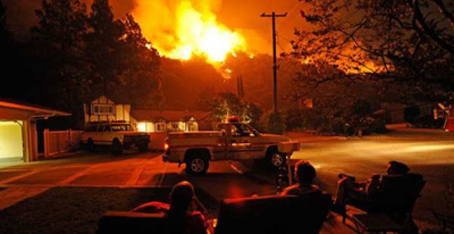 Un incendio incontrolado amenaza 10.000 viviendas al norte de Los Ángeles
