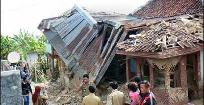 Al menos 59 personas mueren sepultadas por un seísmo en Indonesia