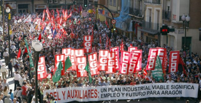 Miles de personas se manifiestan por el futuro de la planta de Figueruelas