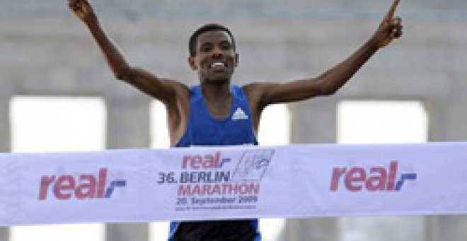 Gebrselassie gana la maratón de Berlín pero sin récord