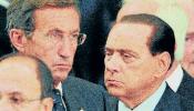 Berlusconi firma una tregua con Fini y afianza su poder