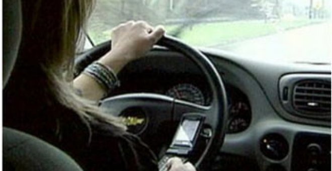 Un 20% de los conductores admite que envía SMS al volante