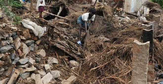 Rescatan a 2.200 atrapados por inundaciones en la India