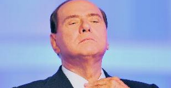 Berlusconi se aferra al poder en su hora más baja