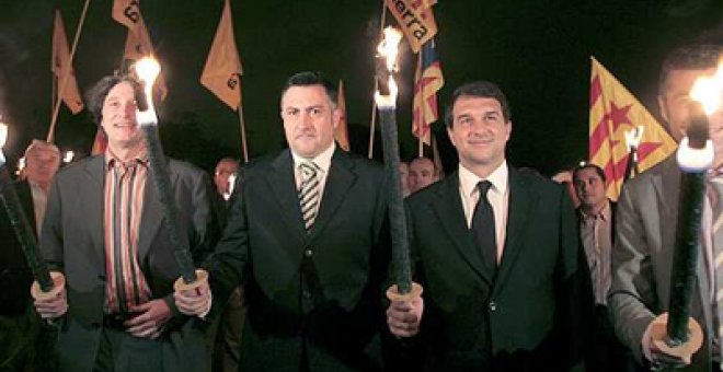 Antinacionalistas comparan la marcha de ERC y Laporta con los nazis y el Ku Klux Klan