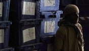 Afganistán reparte urnas sin papeletas para evitar fraudes