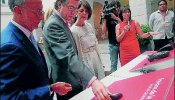 La oposición critica a Aguirre por la gestión de los brazaletes