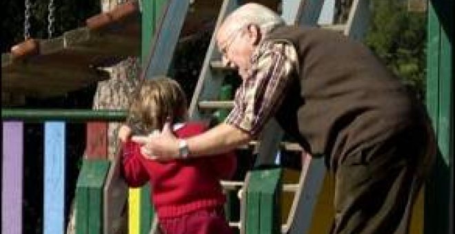Los abuelos españoles, los que más tiempo dedican al cuidado de sus nietos