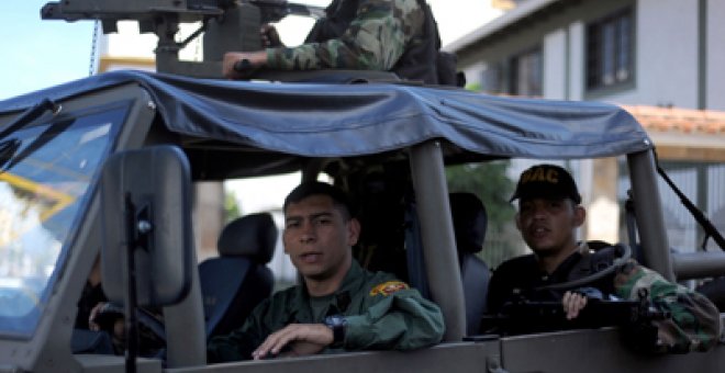 Los paramilitares vigilan la frontera colombiana