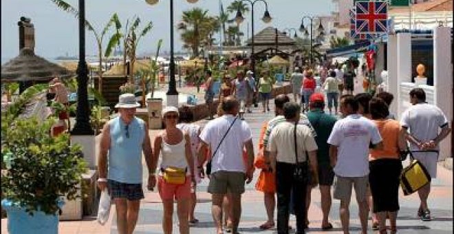 La llegada de turistas modera levemente su caída, hasta el 9,3%