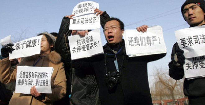 Pekín ejecuta a dos condenados por adulterar leche infantil