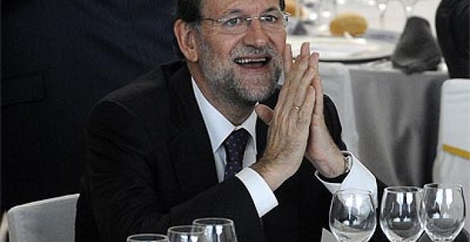 Rajoy: "Voy a colgar mi rueda de prensa no sea que Zapatero cierre mi página"