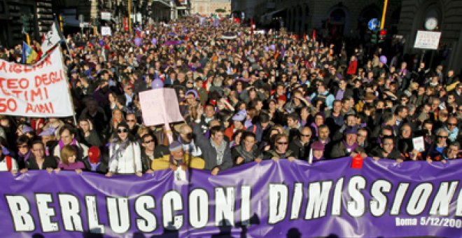 Miles de italianos exigen la dimisión de Berlusconi