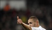 Benzema se esmera para ser uno más