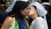 Los homosexuales piden a la RAE actualizar el diccionario y ampliar término matrimonio