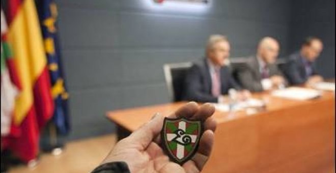 El Gobierno vasco empieza a colocar la ikurriña "legal" en los coches de la Ertzaintza