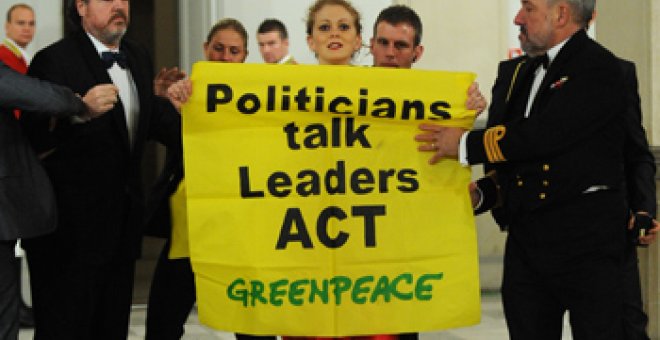 Detenido el director de Greenpeace España tras colarse en una cena de gala