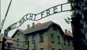 Unos ladrones roban el cartel de la entrada de Auschwitz