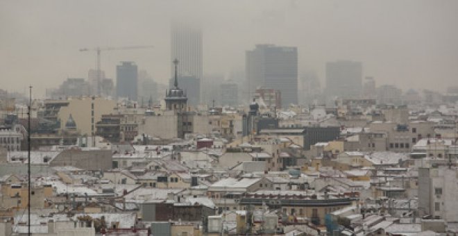 Cinco centímetros de nieve colapsan la capital