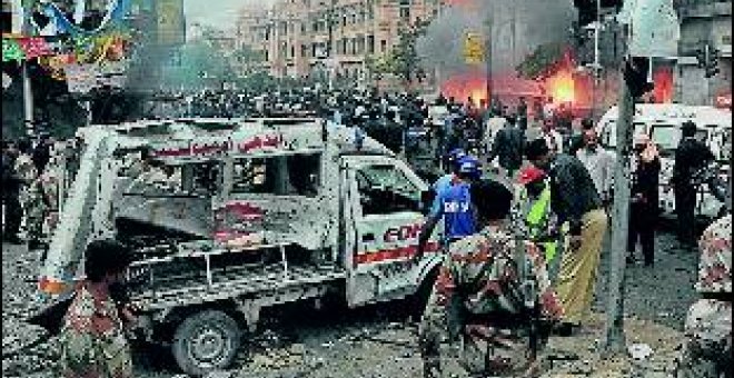 Un suicida mata a treinta fieles chiíes en Karachi