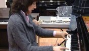 Una pianista con dedos bióticos recibe un piano de nueva generación
