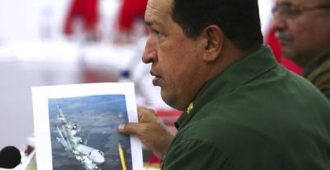 Chávez devalúa el bolívar para salir de la crisis económica